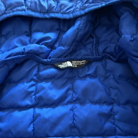 Lightly used North Face blue jacket. - Picture 4 of 6
